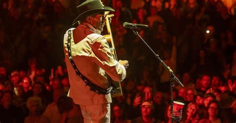 Le Concert Lumineux de Tarkan: Un Retour Triomphal sur la Scène Française!