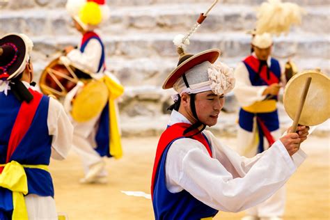 잘부탁드립니다, 오늘은 한국의 전통 문화와 현대적 변천에 대해 이야기해보려 합니다.